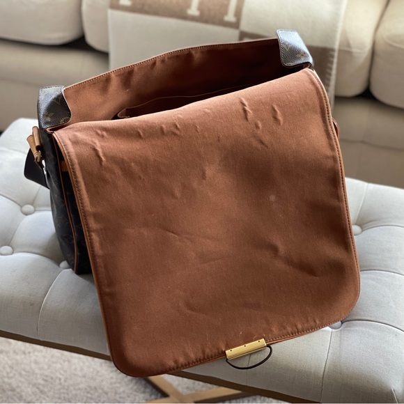 Louis Vuitton Abbesses Messenger - Picture 14 of 15